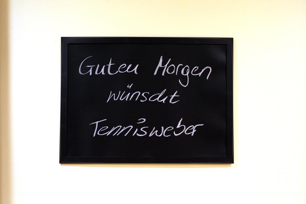 Pension Tennisweber Швехат Стая снимка
